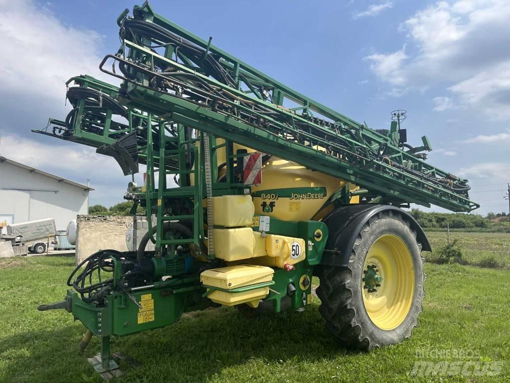 John Deere 840 i Tažené postřikovače