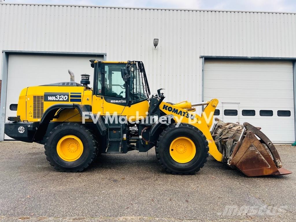 Komatsu WA320 Kolové nakladače