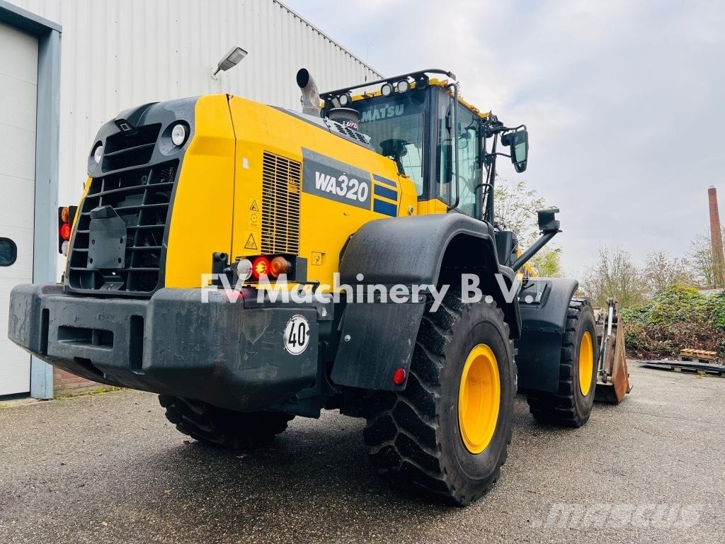Komatsu WA320 Kolové nakladače