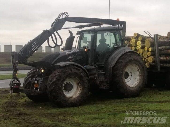 Valtra T 214 D Traktory