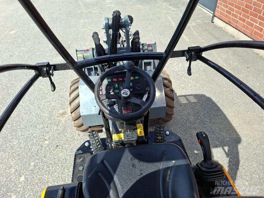 GiANT G 2300 HD Víceúčelové nakladače