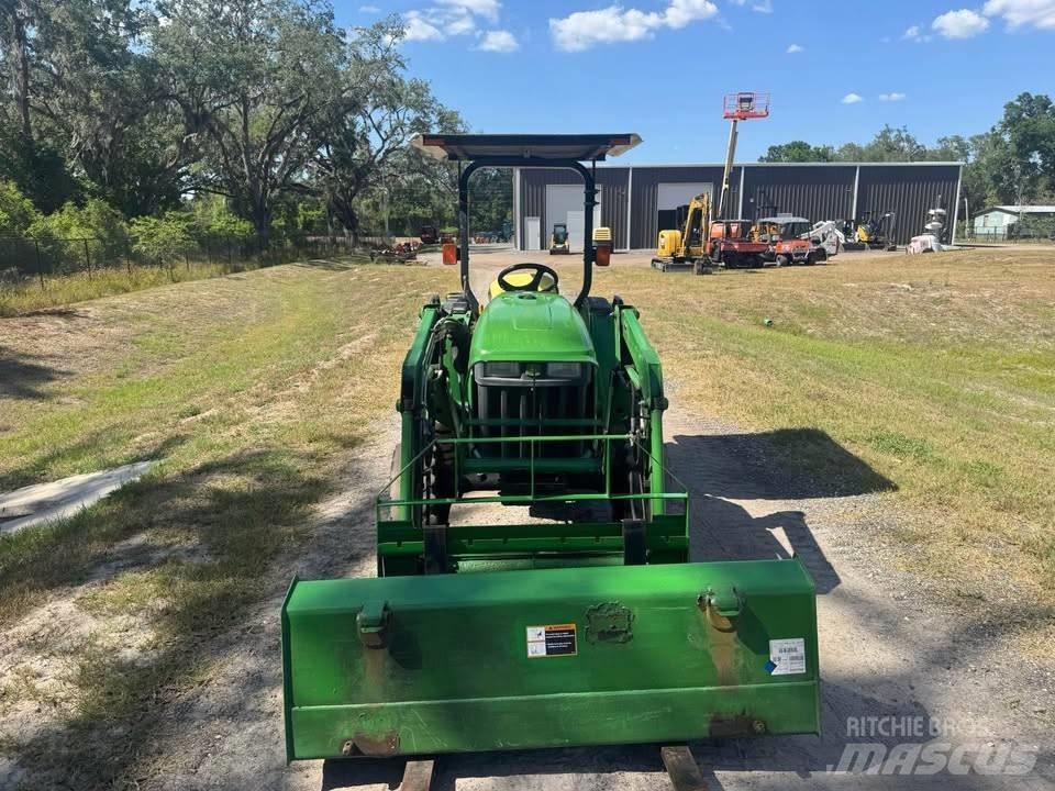 John Deere 3038 E Traktory