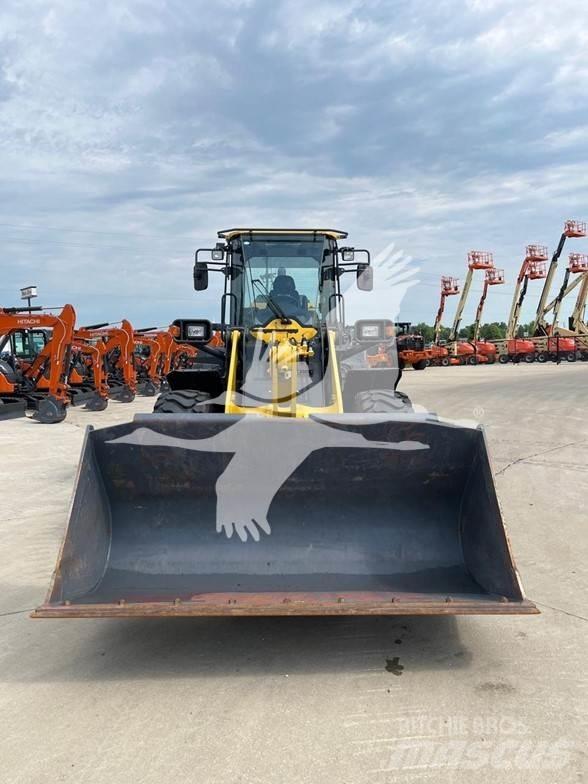 Komatsu WA270 Kolové nakladače