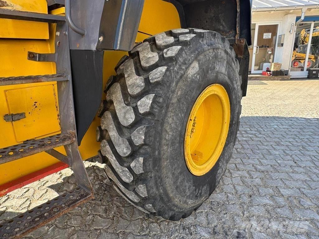 Komatsu WA 320-3H Kolové nakladače
