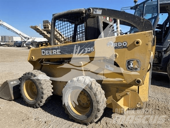 John Deere 325 Smykem řízené nakladače