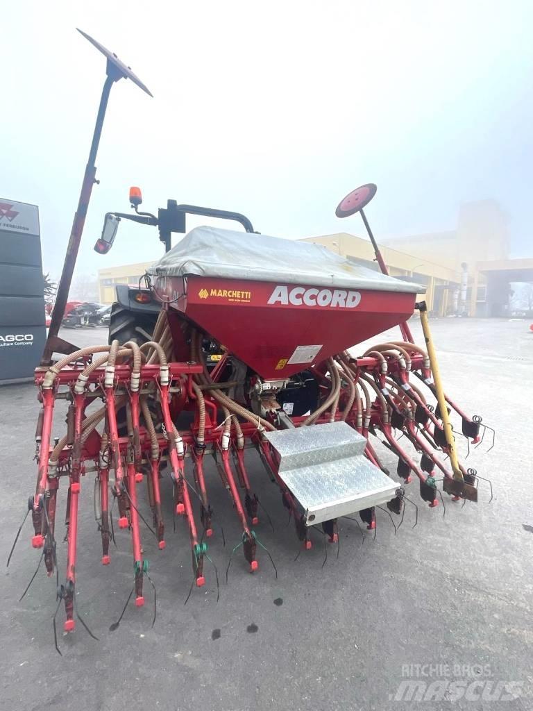 Accord DL 45 Mechanické secí stroje