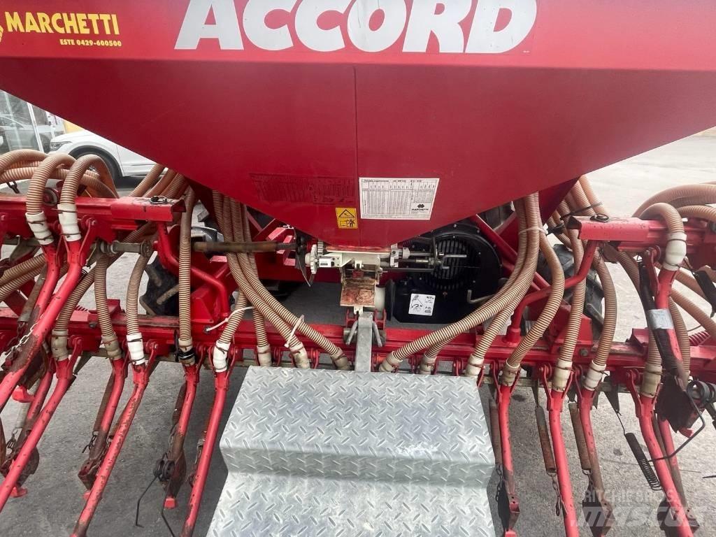 Accord DL 45 Mechanické secí stroje