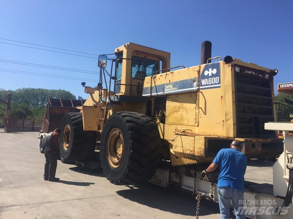 Komatsu WA600-1 Kolové nakladače