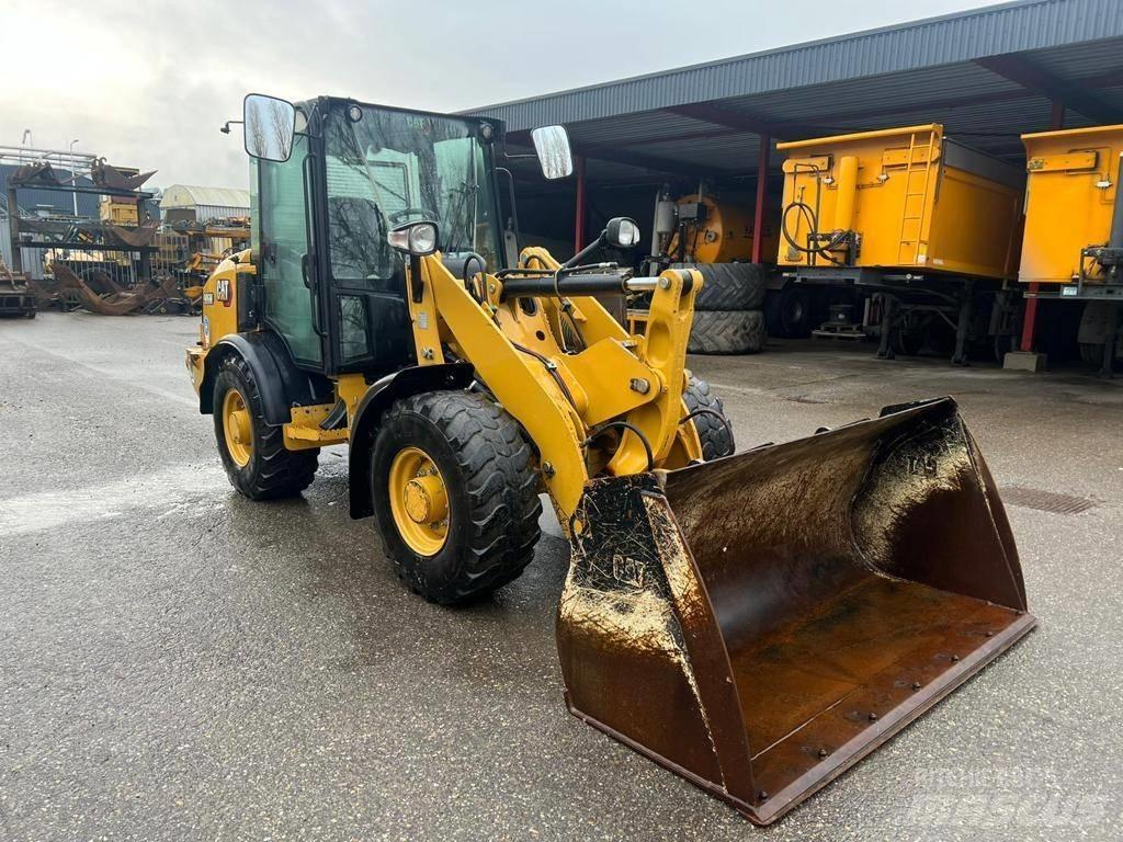 CAT 906M Kolové nakladače