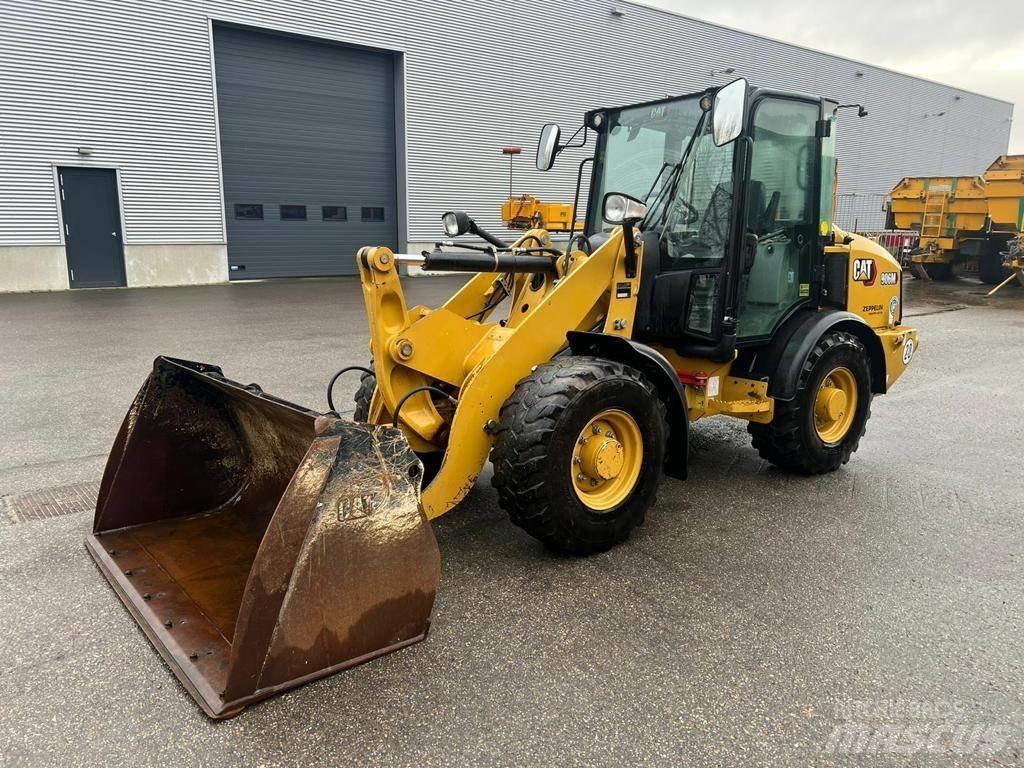 CAT 906M Kolové nakladače