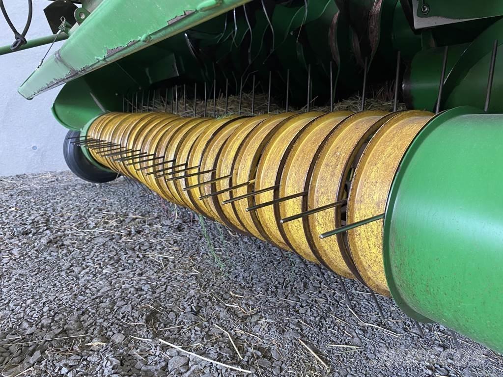 John Deere 568 Lis na válcové balíky