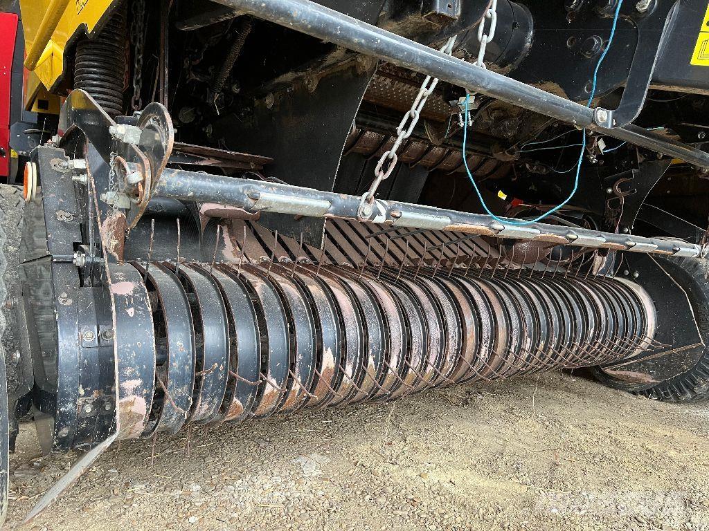 New Holland BR750A Lis na válcové balíky