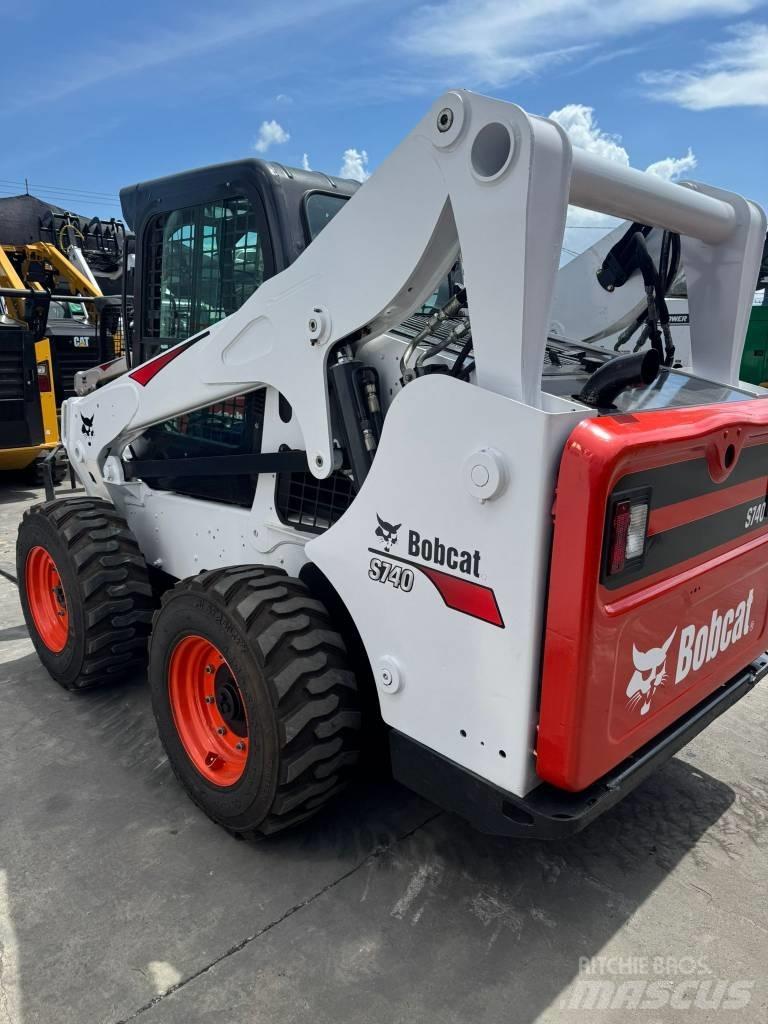 Bobcat S 740 Smykem řízené nakladače