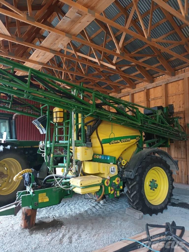 John Deere 840 Tažené postřikovače