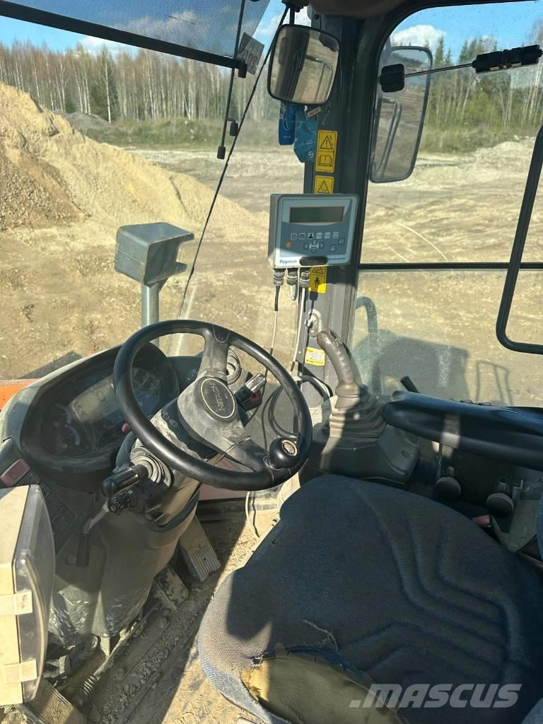 Hitachi ZW 250 Kolové nakladače