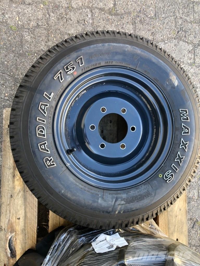  Radial 751 Kompaktní traktory