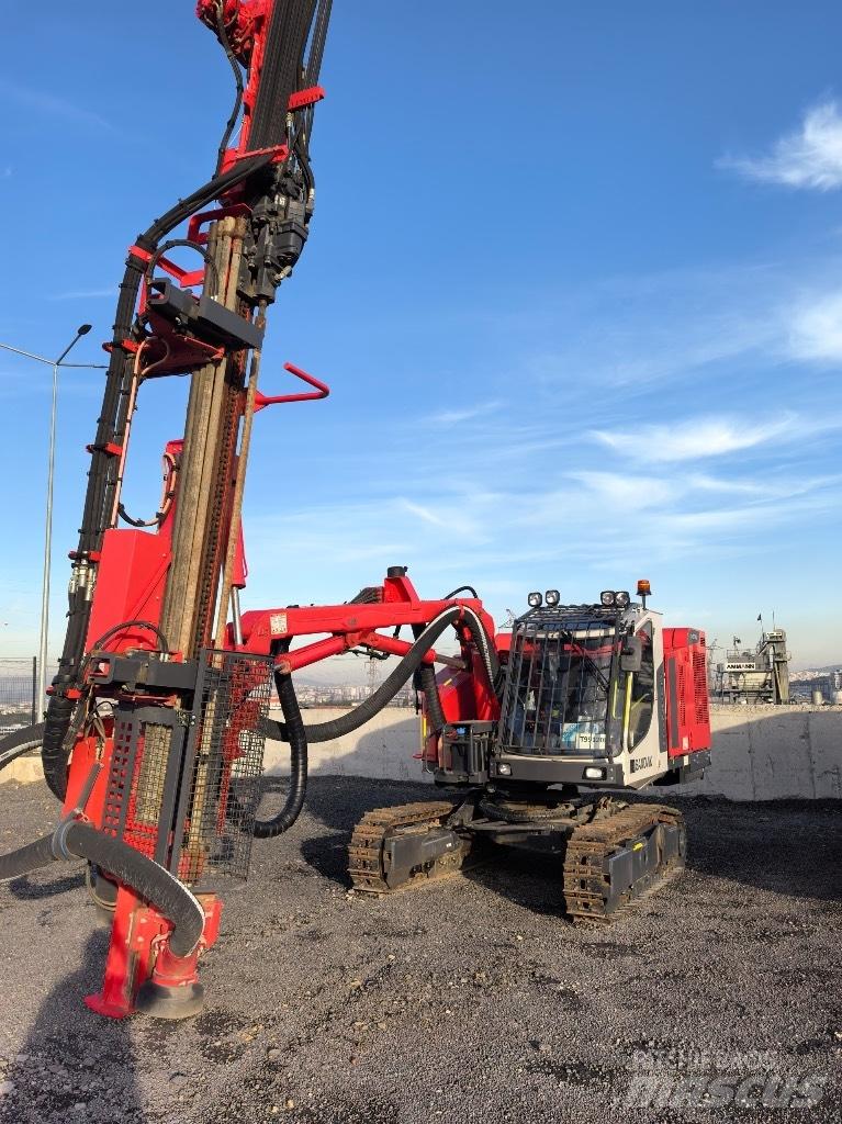 Sandvik DX 800 Povrchové vrtací stroje