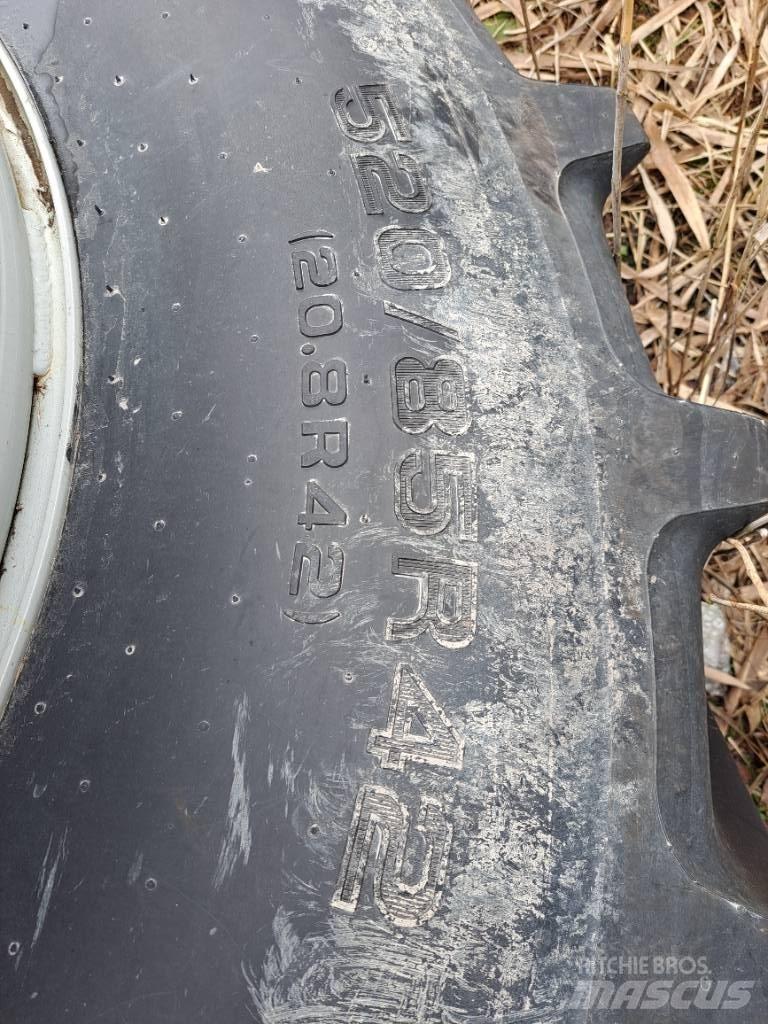  Paripyörät 520/85R42 Pneumatiky, kola a ráfky