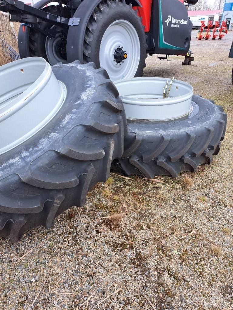  Paripyörät 520/85R42 Pneumatiky, kola a ráfky