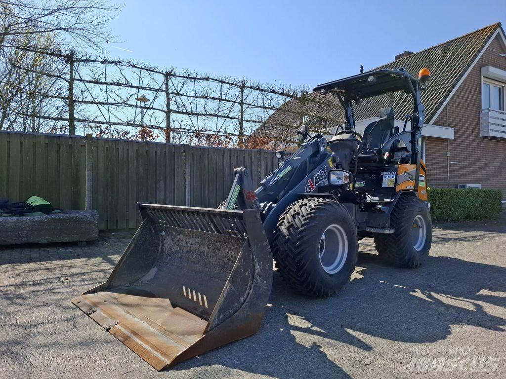 GiANT G2500 Čelní nakladače a rypadla