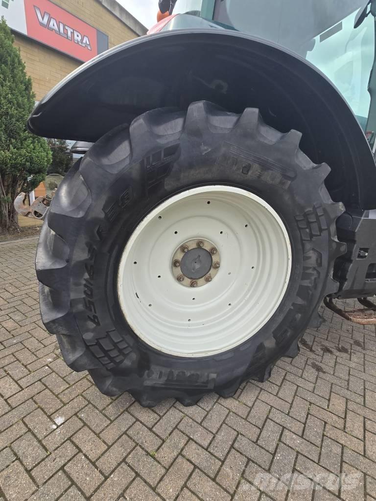 Valtra T 174 Traktory