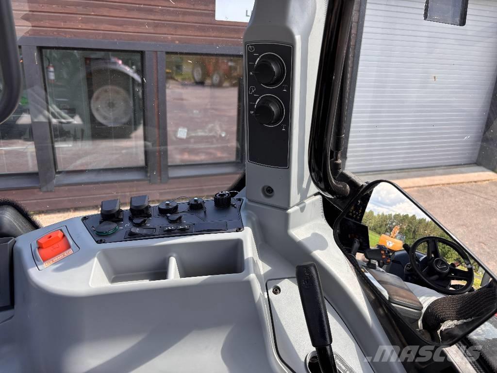 Valtra T 215 Versu Traktory