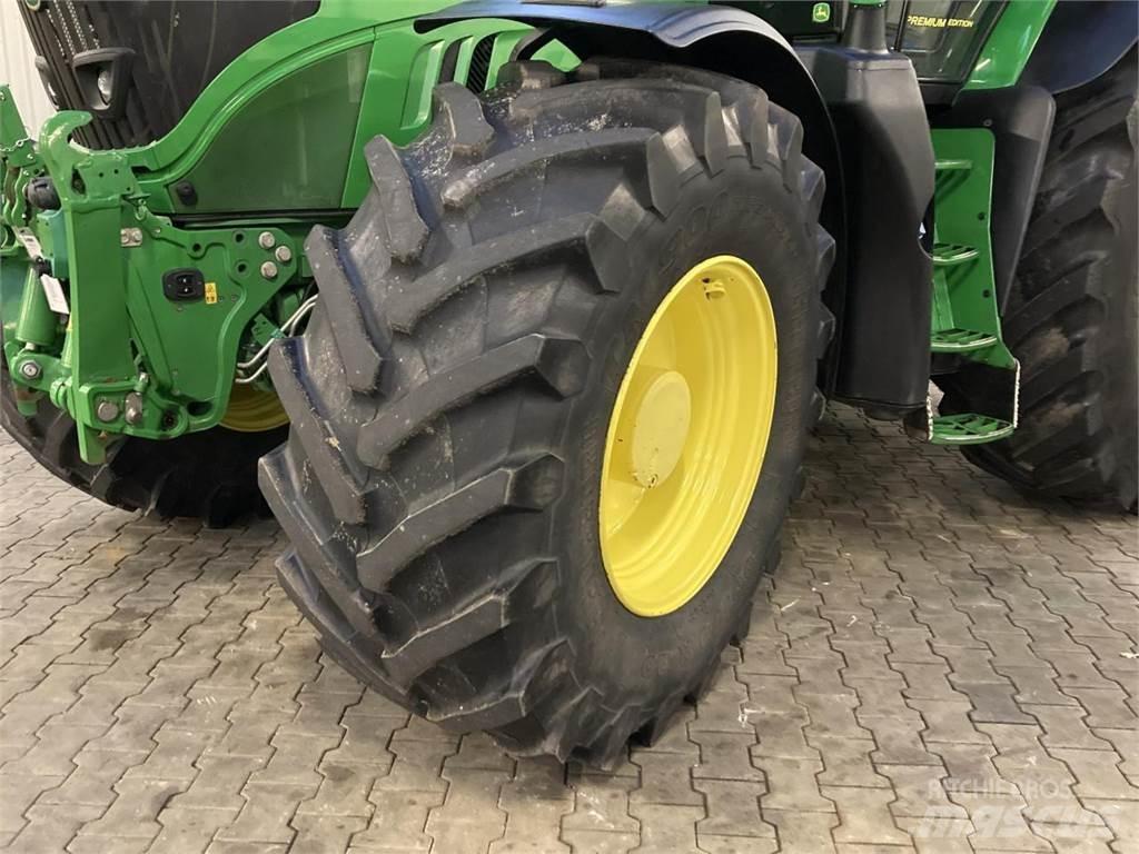 John Deere 6215R Traktory