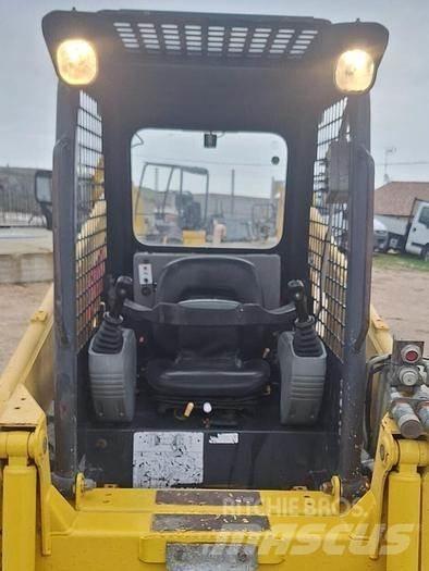 Komatsu SK815 Mininakladače