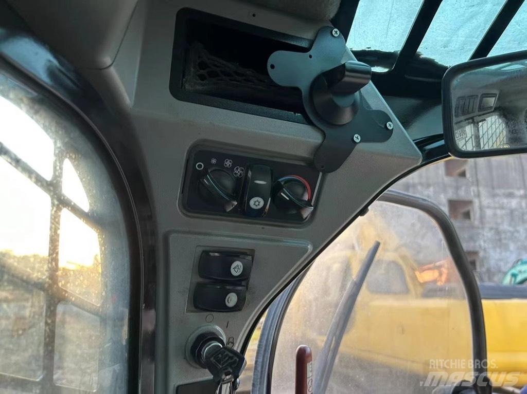 CAT 246 D Smykem řízené nakladače