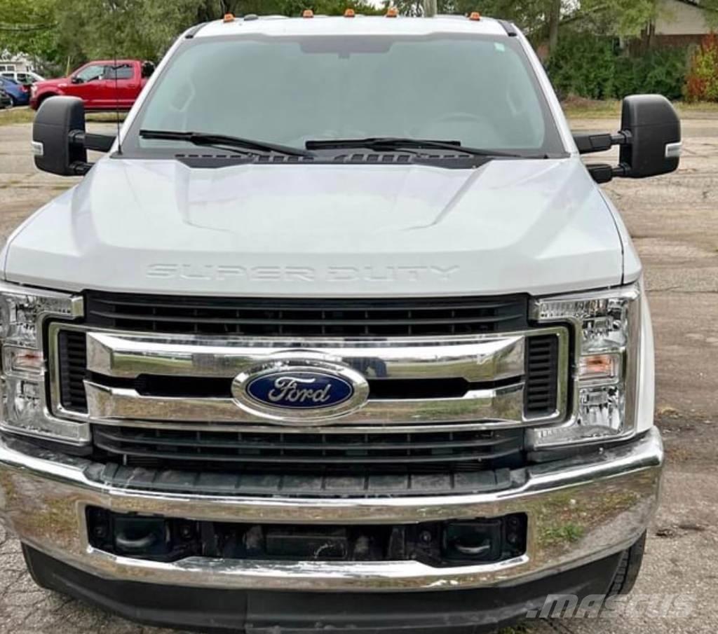 Ford F 350 XLT Další
