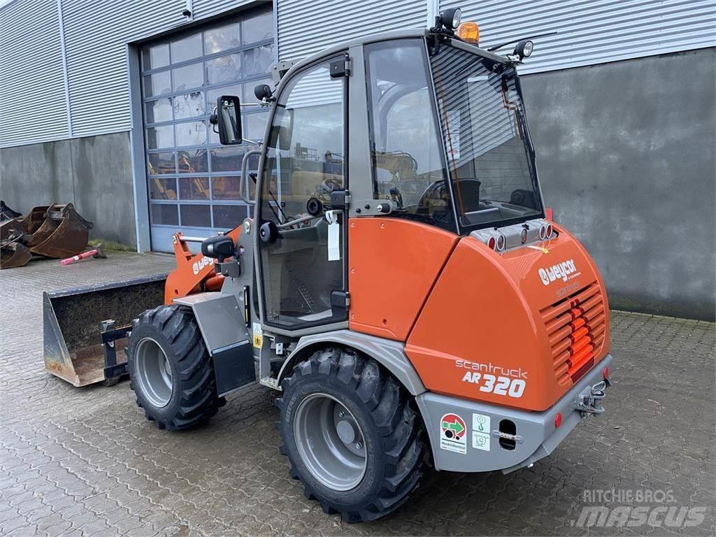 Weycor AR320 Cab Víceúčelové nakladače