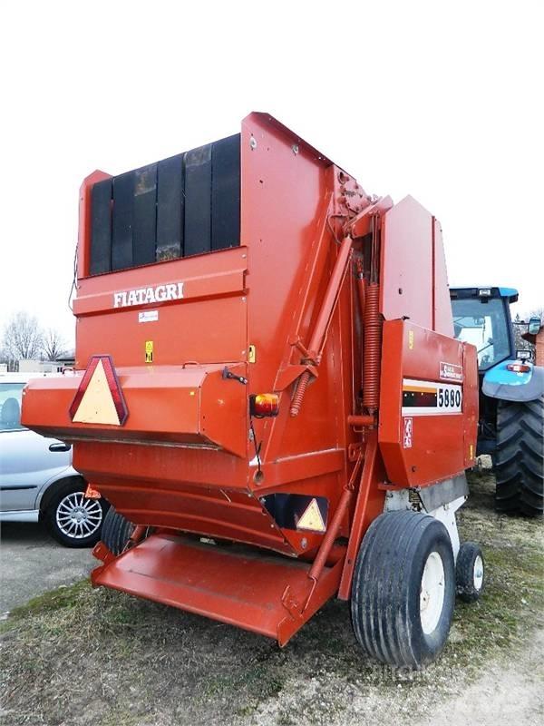 New Holland 5880 Lis na válcové balíky