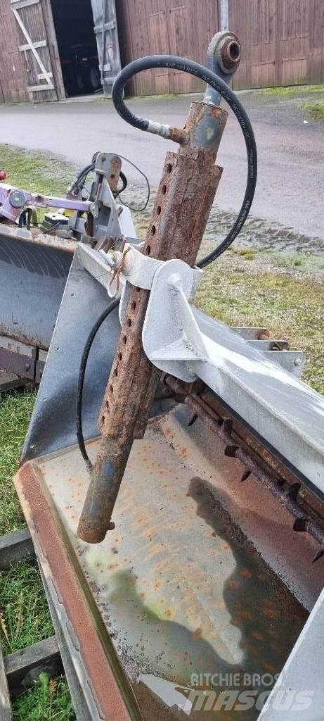 Fjärås 700 Sypače písku a soli