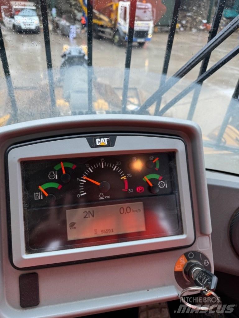 CAT 966 M Kolové nakladače