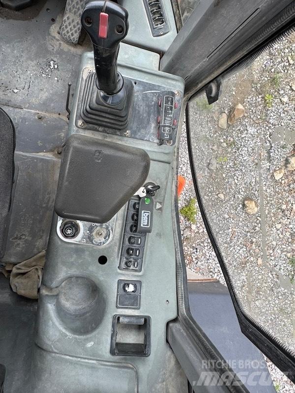 Hitachi LX 290 E Kolové nakladače