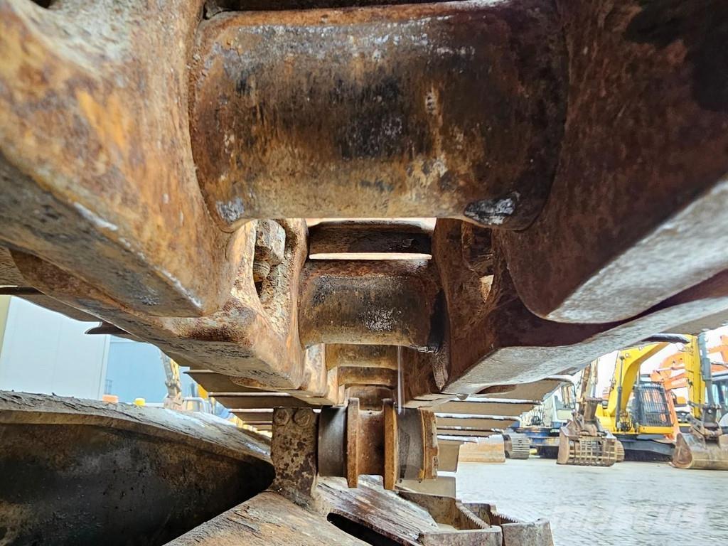 Komatsu HB215LC-2 Pásová rýpadla