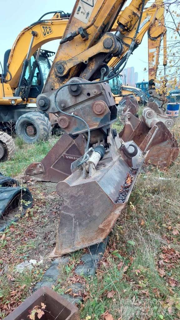 JCB JS 220 LC Pásová rýpadla