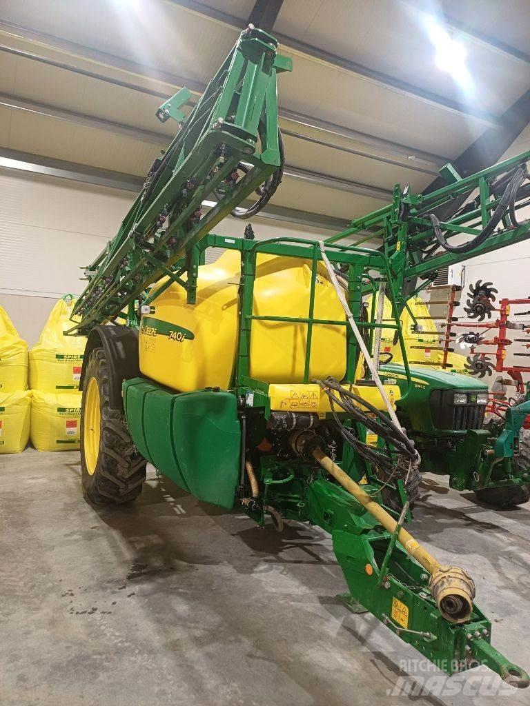 John Deere 740 i Tažené postřikovače