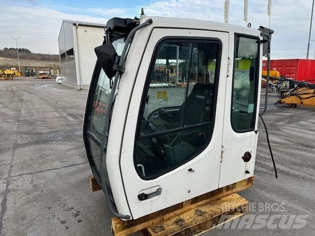 Liebherr R 317 CAB Kabiny a interiér