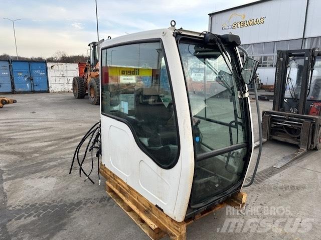 Liebherr R 317 CAB Kabiny a interiér