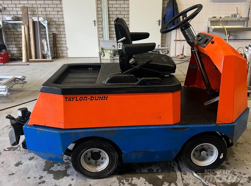 Taylor-Dunn C425 Vlečné vozíky