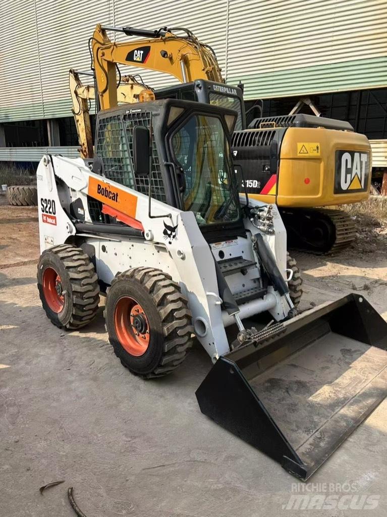 Bobcat S 220 Smykem řízené nakladače