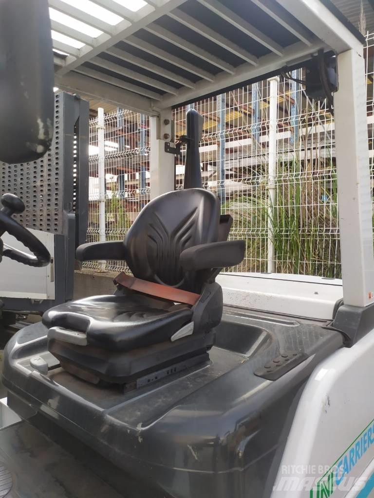 UniCarriers D1F4A40Q Vysokozdvižný vozík s bočním ložením