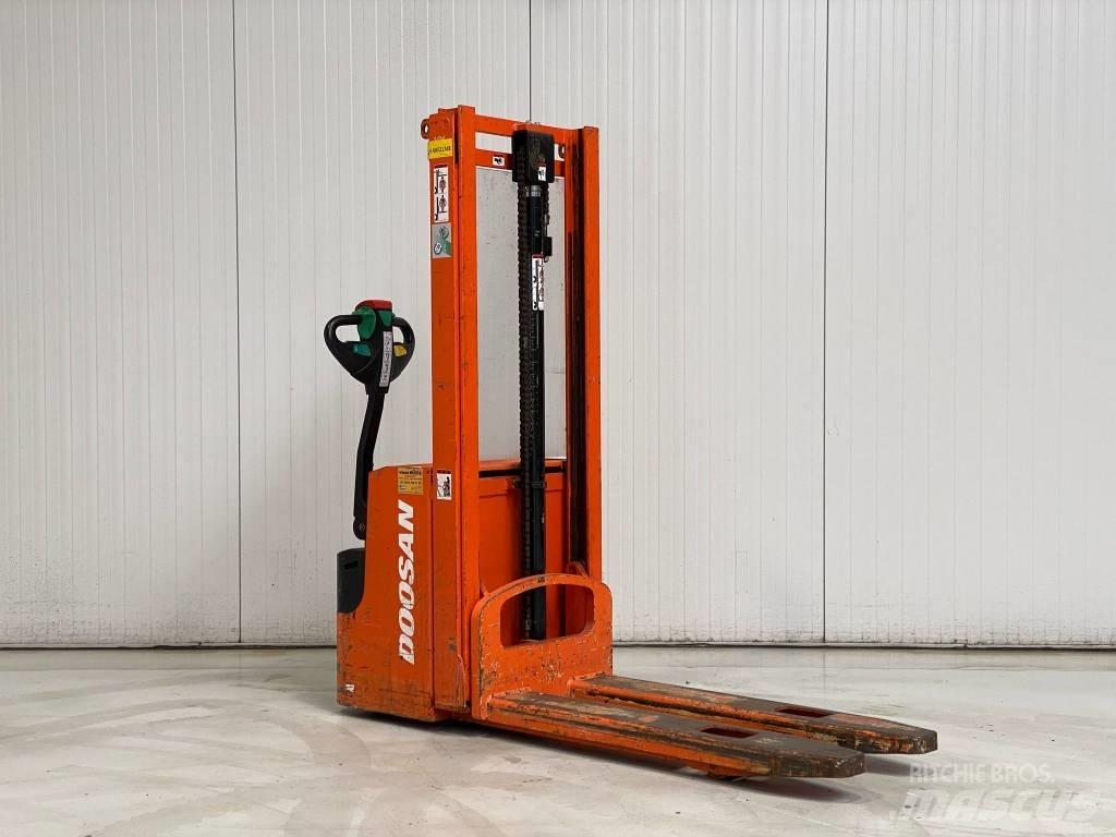 Doosan LEDS12.5C Ručně vedené vysokozdvižné vozíky