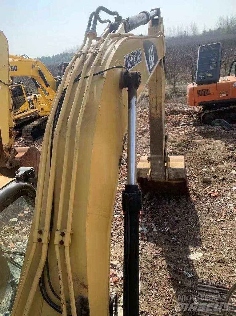 CAT 323D2 Pásová rýpadla
