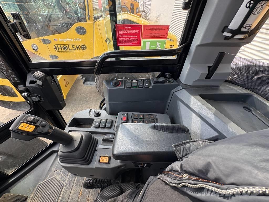 CAT 906 Kolové nakladače