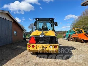 CAT 906 Kolové nakladače
