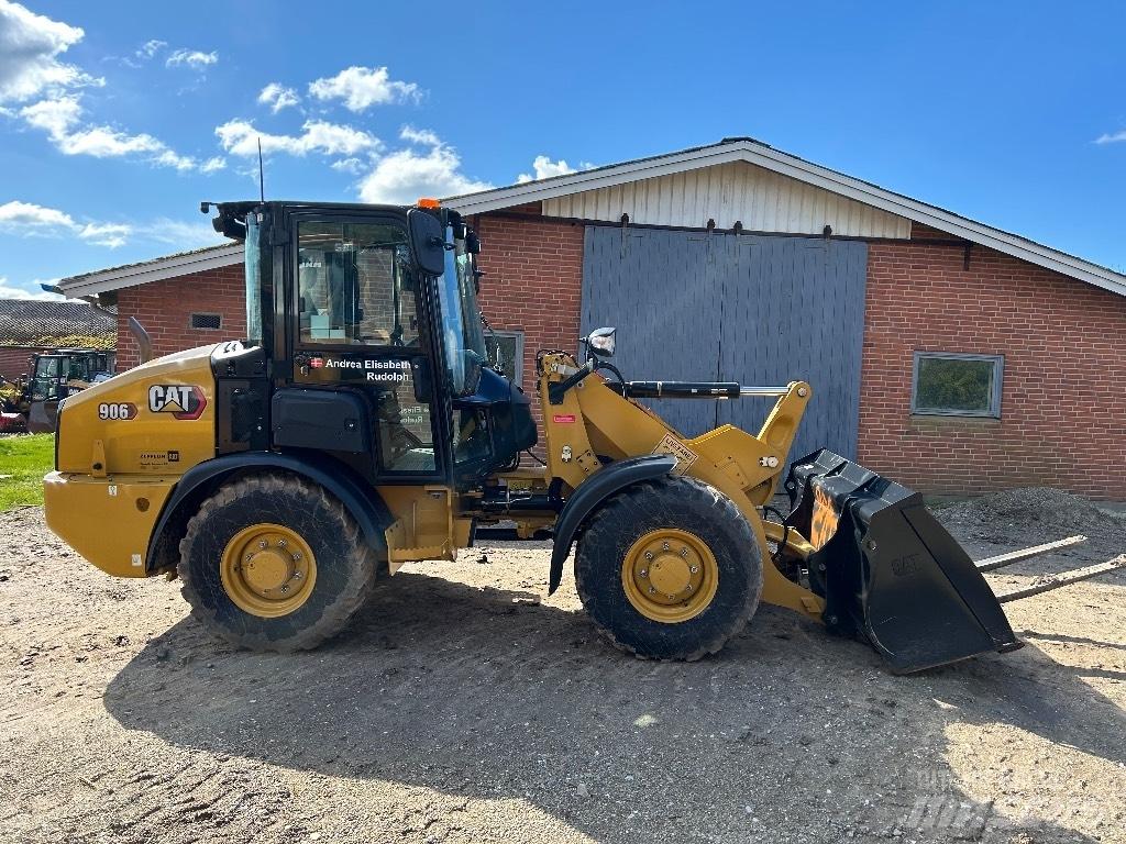 CAT 906 Kolové nakladače