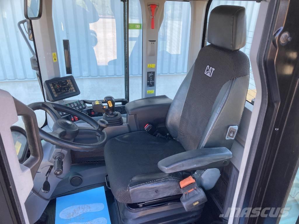 CAT 938M Kolové nakladače