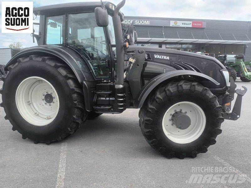 Valtra T213 VERSU Traktory